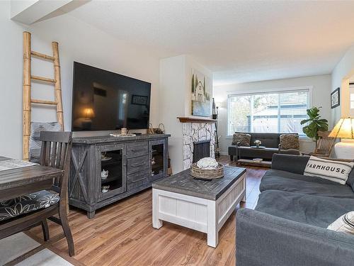 1614 Fuller St, Nanaimo, BC - Indoor Photo Showing Living Room With Fireplace