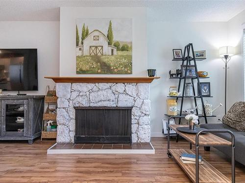 1614 Fuller St, Nanaimo, BC - Indoor Photo Showing Living Room With Fireplace