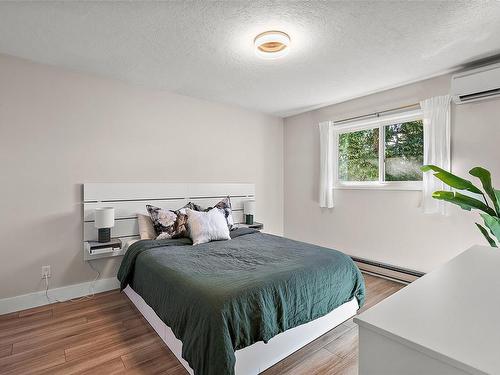 577 Kenneth St, Saanich, BC - Indoor Photo Showing Bedroom