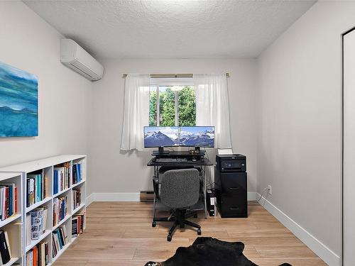 577 Kenneth St, Saanich, BC - Indoor Photo Showing Office