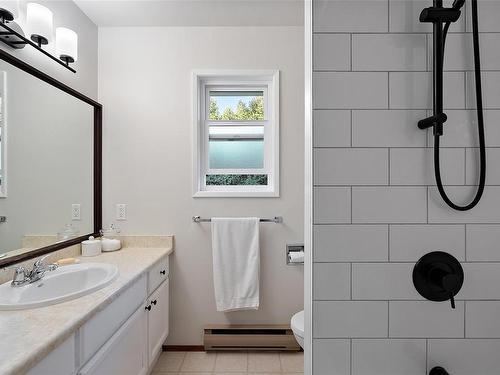 577 Kenneth St, Saanich, BC - Indoor Photo Showing Bathroom