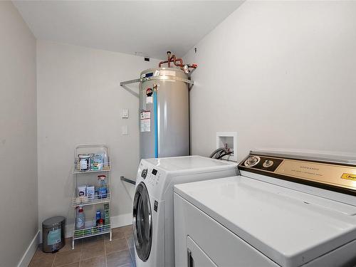 577 Kenneth St, Saanich, BC - Indoor Photo Showing Laundry Room