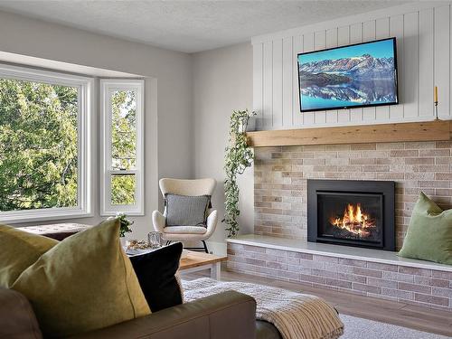 577 Kenneth St, Saanich, BC - Indoor Photo Showing Living Room With Fireplace