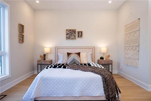 2055 Ghent Avenue, Burlington, ON - Indoor Photo Showing Bedroom