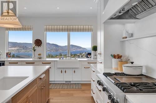 5670 Mountainside Court, Kelowna, BC - Indoor Photo Showing Kitchen