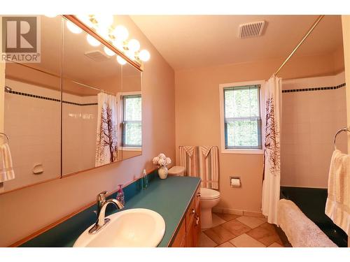 3613 Forsyth Drive, Penticton, BC - Indoor Photo Showing Bathroom