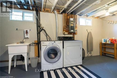 1302 Fuller St, London, ON - Indoor Photo Showing Laundry Room