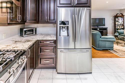 4190 Bishopstoke Lane, Mississauga, ON - Indoor Photo Showing Kitchen With Upgraded Kitchen