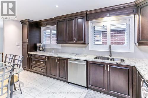 4190 Bishopstoke Lane, Mississauga, ON - Indoor Photo Showing Kitchen With Double Sink With Upgraded Kitchen