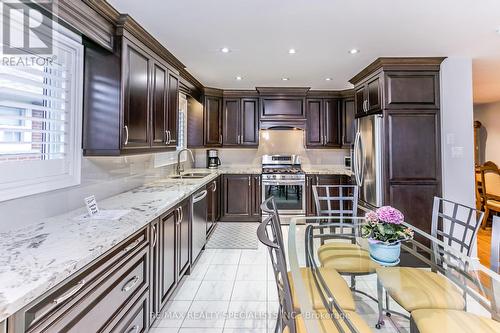 4190 Bishopstoke Lane, Mississauga, ON - Indoor Photo Showing Kitchen With Upgraded Kitchen