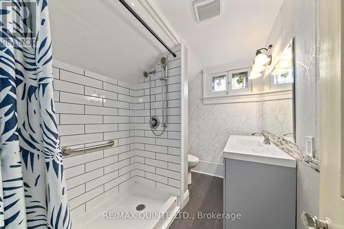 28 Olive Street, Belleville, ON - Indoor Photo Showing Bathroom