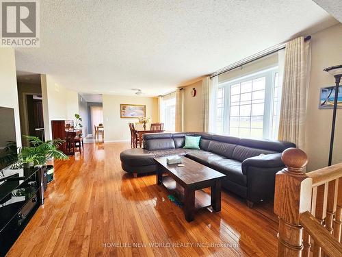 352 Bridge Street W, Belleville, ON - Indoor Photo Showing Living Room