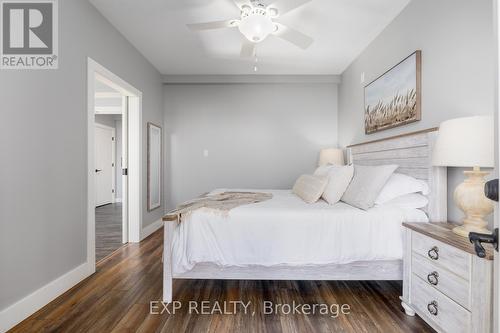 1749 Champlain Rd, Tiny, ON - Indoor Photo Showing Bedroom