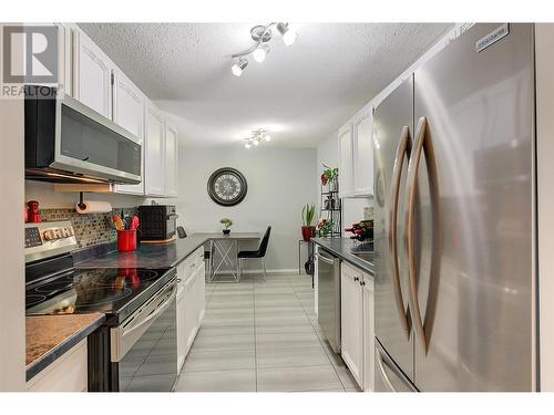 555 Rowcliffe Avenue Unit# 202, Kelowna, BC - Indoor Photo Showing Kitchen With Upgraded Kitchen