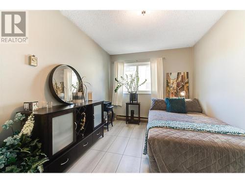 555 Rowcliffe Avenue Unit# 202, Kelowna, BC - Indoor Photo Showing Bedroom
