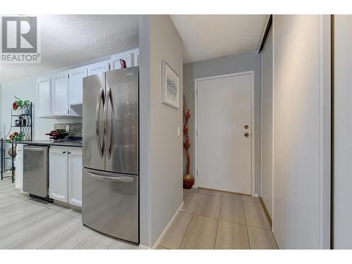 555 Rowcliffe Avenue Unit# 202, Kelowna, BC - Indoor Photo Showing Kitchen