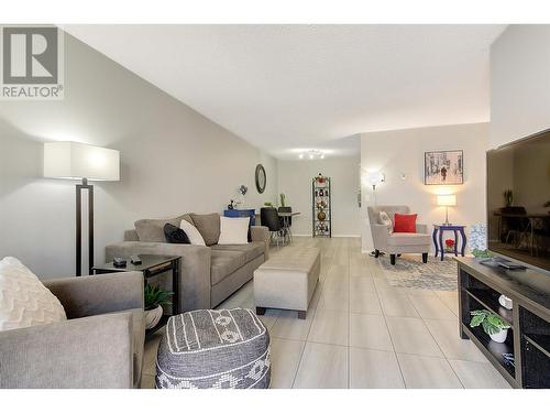 555 Rowcliffe Avenue Unit# 202, Kelowna, BC - Indoor Photo Showing Living Room