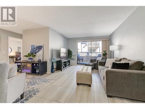 555 Rowcliffe Avenue Unit# 202, Kelowna, BC - Indoor Photo Showing Living Room