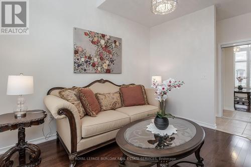 4220 Cole Cres, Burlington, ON - Indoor Photo Showing Living Room