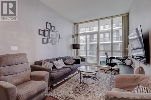 709 - 4070 Confederation Parkway, Mississauga, ON - Indoor Photo Showing Living Room