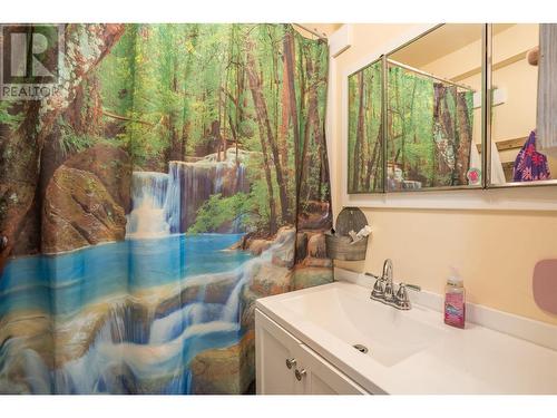 625 Douglas Street, Prince George, BC - Indoor Photo Showing Bathroom