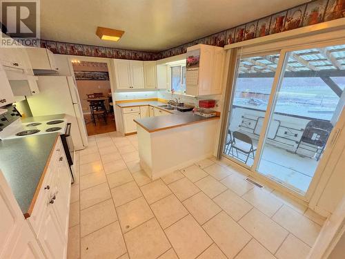 3219 River Road, Keremeos, BC - Indoor Photo Showing Kitchen With Double Sink