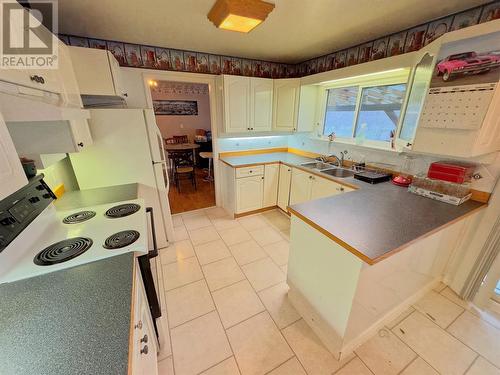 3219 River Road, Keremeos, BC - Indoor Photo Showing Kitchen With Double Sink