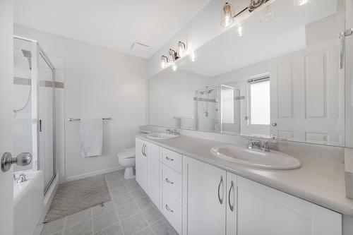 Main House 6946 201B Street, Langley, BC - Indoor Photo Showing Bathroom