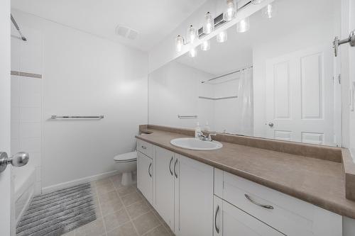 Main House 6946 201B Street, Langley, BC - Indoor Photo Showing Bathroom