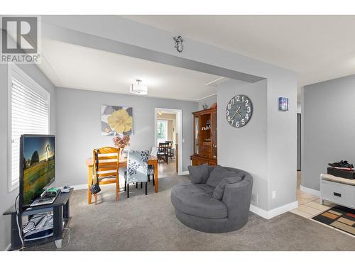 384 Klassen Road, Kelowna, BC - Indoor Photo Showing Living Room