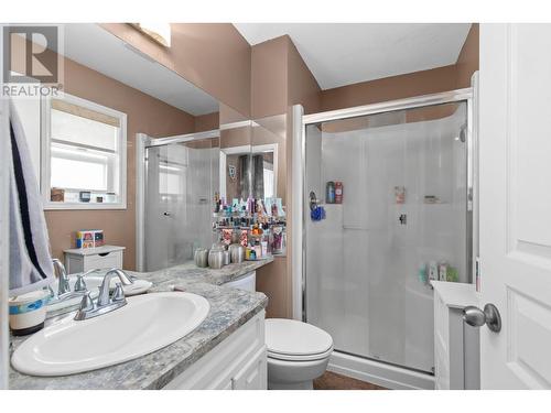 384 Klassen Road, Kelowna, BC - Indoor Photo Showing Bathroom