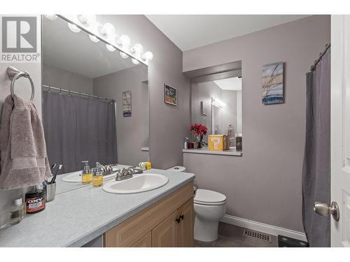 384 Klassen Road, Kelowna, BC - Indoor Photo Showing Bathroom