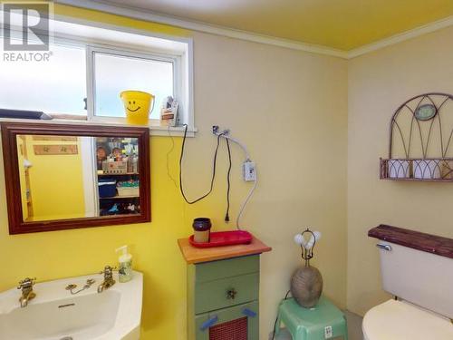 6618 Drake Street, Powell River, BC - Indoor Photo Showing Bathroom
