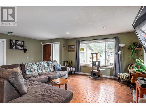 3290 Mcrobbie Road, West Kelowna, BC - Indoor Photo Showing Living Room