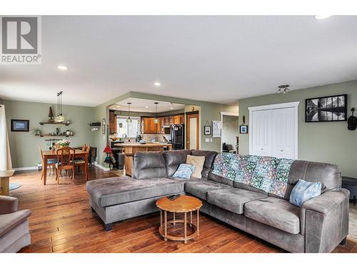 3290 Mcrobbie Road, West Kelowna, BC - Indoor Photo Showing Living Room