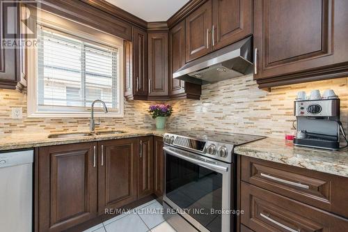 148 Fieldway Dr, Hamilton, ON - Indoor Photo Showing Kitchen With Double Sink With Upgraded Kitchen