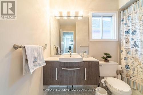 9 National Cres W, Brampton, ON - Indoor Photo Showing Bathroom