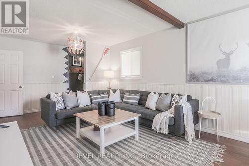 119 Elm Tree Road, Kawartha Lakes, ON - Indoor Photo Showing Living Room