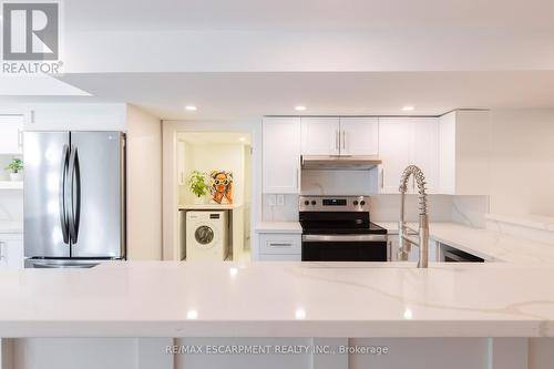46 Appaloosa Tr, Hamilton, ON - Indoor Photo Showing Kitchen With Upgraded Kitchen
