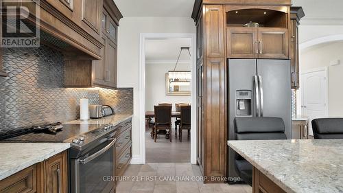 2935 Glanworth Drive, London, ON - Indoor Photo Showing Kitchen With Upgraded Kitchen