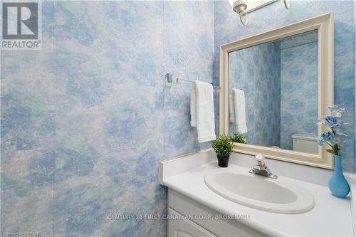916 Farnham Road, London, ON - Indoor Photo Showing Bathroom