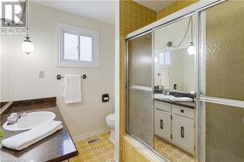 916 Farnham Road, London, ON - Indoor Photo Showing Bathroom