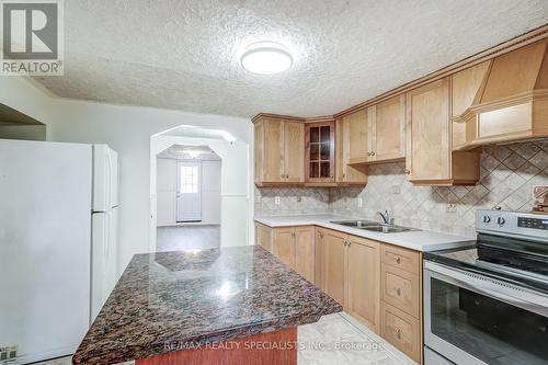 155 Collings Ave, Bradford West Gwillimbury, ON - Indoor Photo Showing Kitchen With Double Sink
