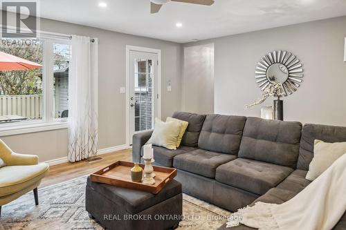 16 Owen Rd, Oro-Medonte, ON - Indoor Photo Showing Living Room