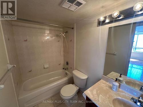 402 - 1765 Queen Street E, Toronto, ON - Indoor Photo Showing Bathroom