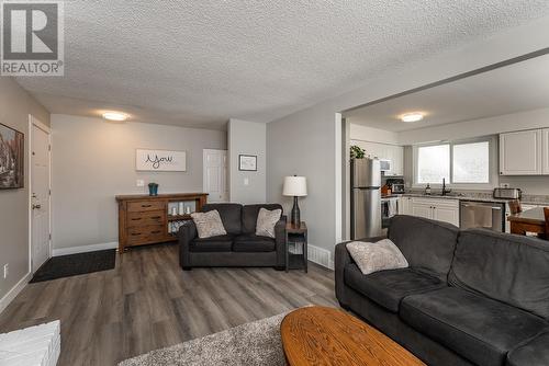 736 Ochakwin Crescent, Prince George, BC - Indoor Photo Showing Living Room