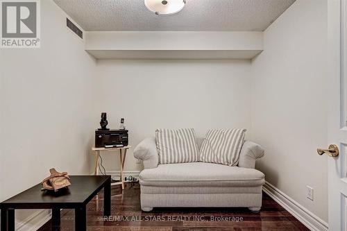 #405 -1 Balmoral Ave, Toronto, ON - Indoor Photo Showing Other Room