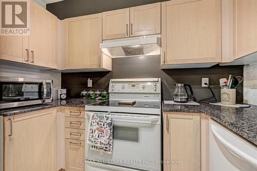 405 - 1 Balmoral Avenue, Toronto, ON - Indoor Photo Showing Kitchen