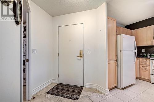 #405 -1 Balmoral Ave, Toronto, ON - Indoor Photo Showing Kitchen