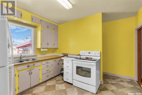 1016 Lansdowne Avenue, Saskatoon, SK - Indoor Photo Showing Kitchen With Double Sink